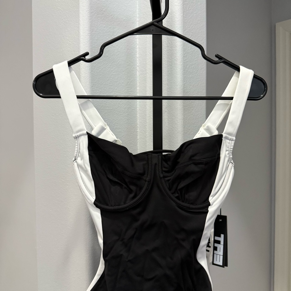 TA3 Lifty Contour Black And White One Piece Reg/Long Shapewear Swimsuit XS D/DD - Picture 2 of 8